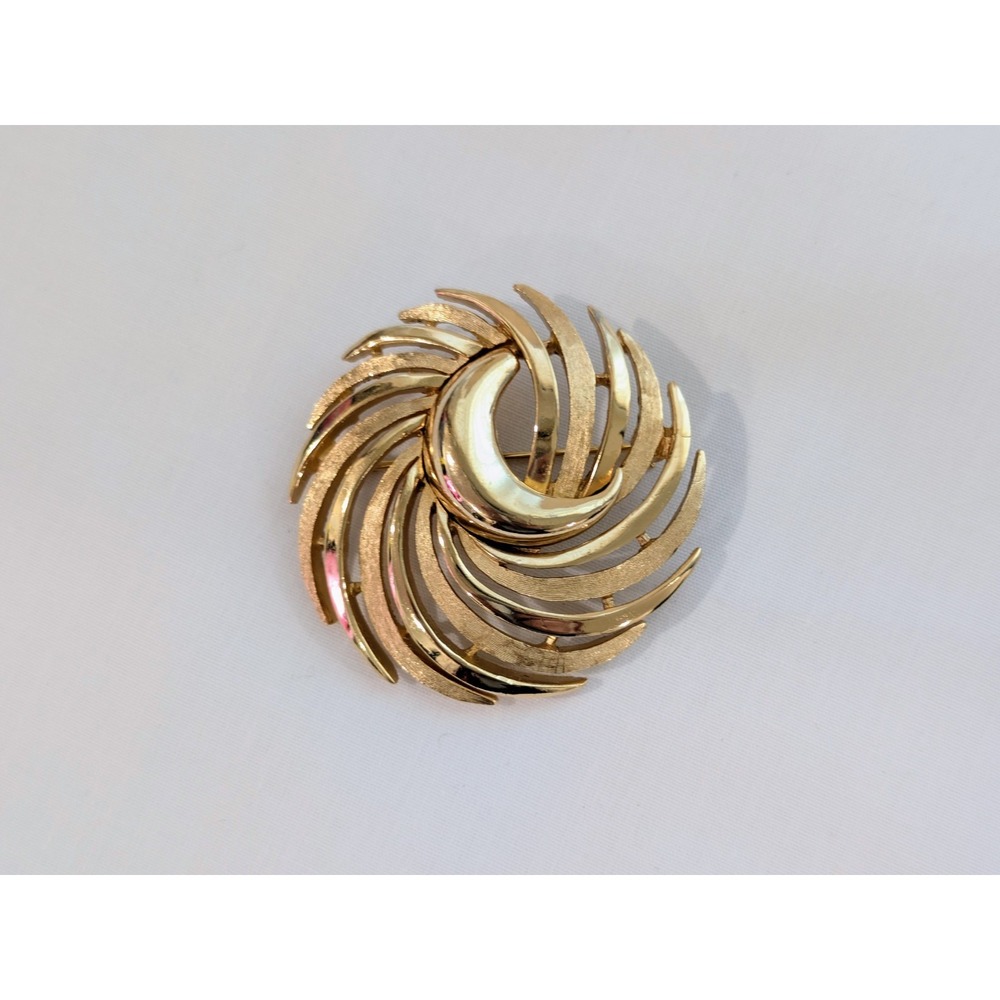 Vintage Crown Trifari 1950s - 1960s Gold Tone Round Swirl Brushed Polished LT60
